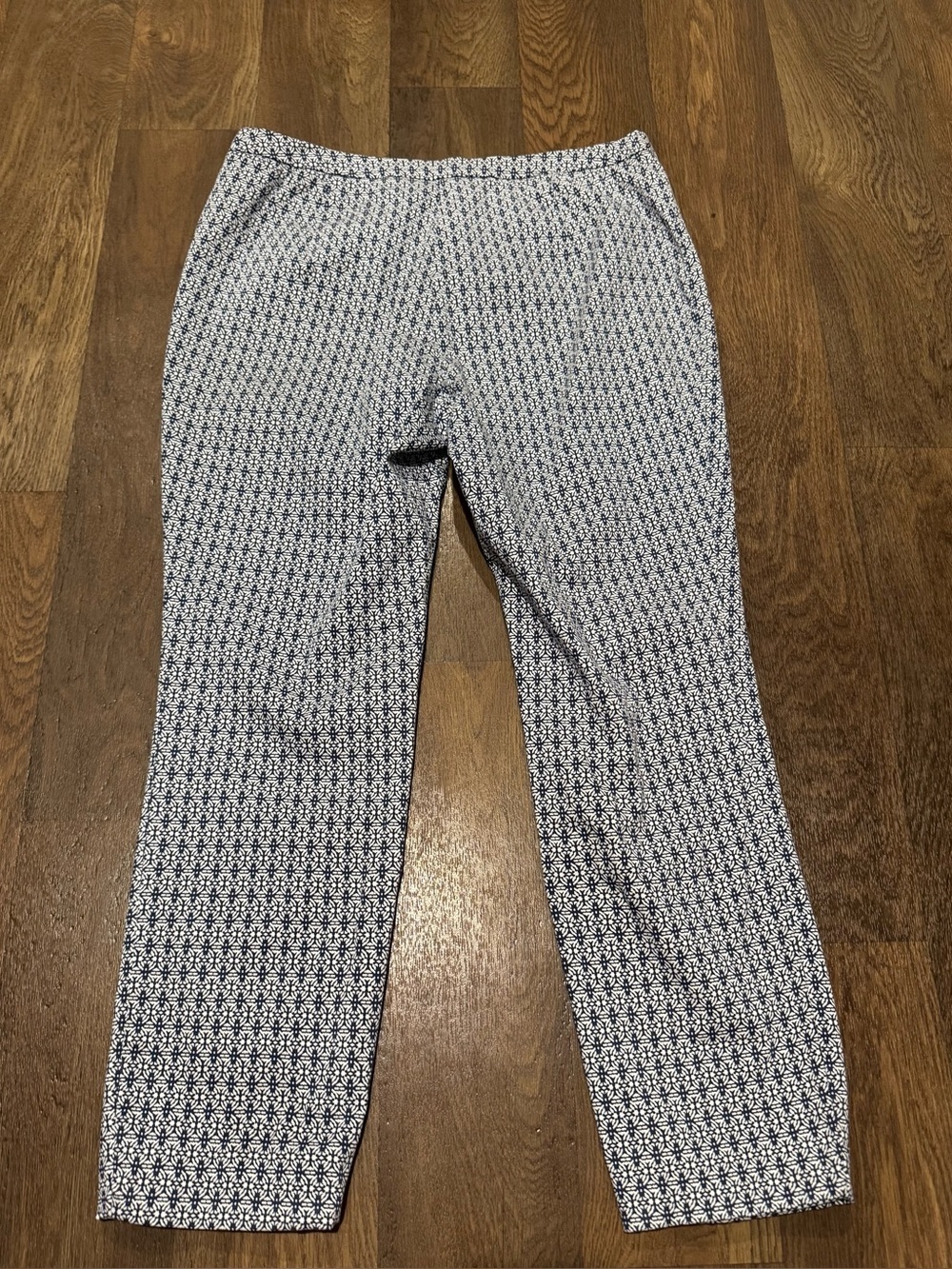Tommy Bahama Blue and White Geometric Printed Cotton Stretch Capris Size 8 - Picture 5 of 10